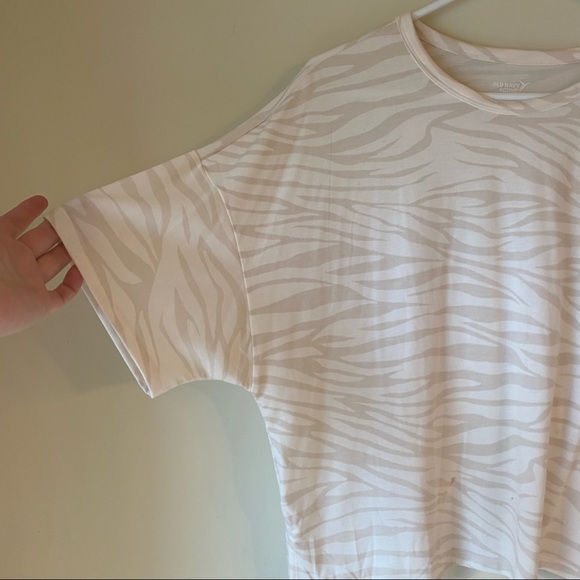 Old Navy Active Cream Animal Print Relaxed Fit Crop Top - Picture 3 of 7